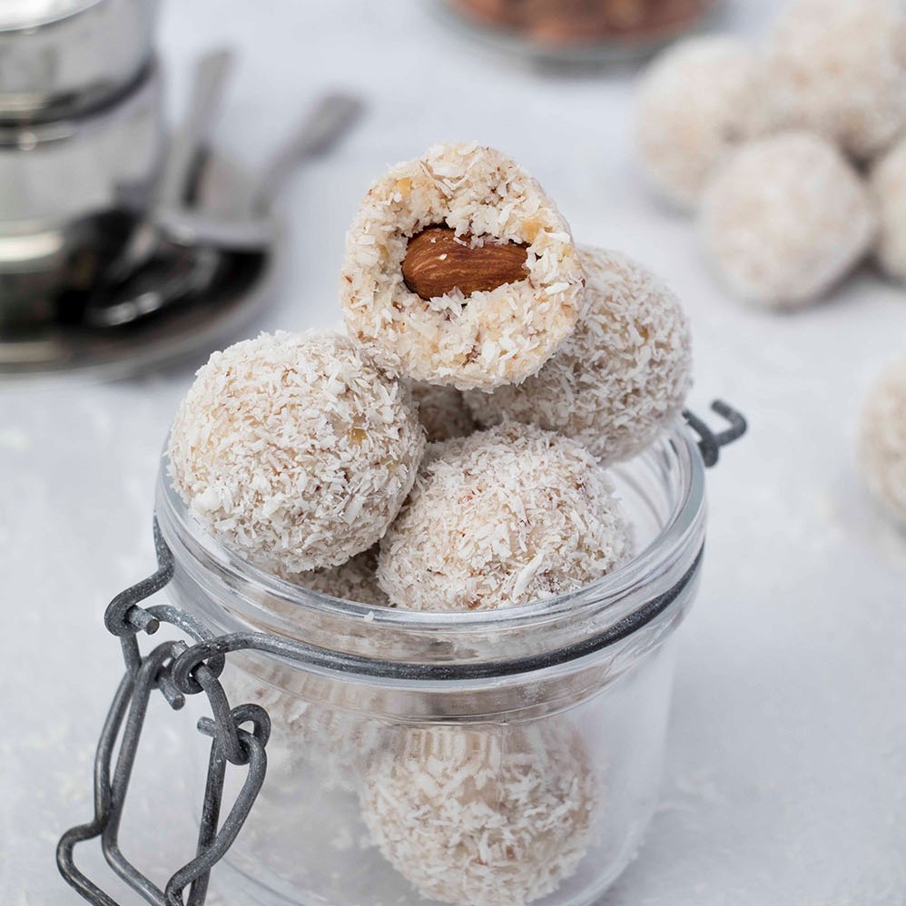 healthy-coconut-balls-vegan-raffaello-recipe-kokosbällchen-vegan-gesunde-affaello (11)