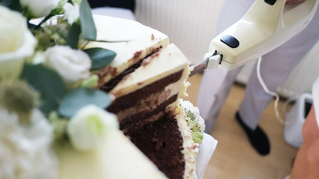 small-wedding-cake-elegant-romantic