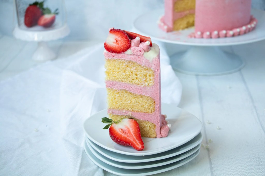 Vanilla-Strawberry-Cake-Recipe-for-Mother’s-Day-Cake-coucoucake