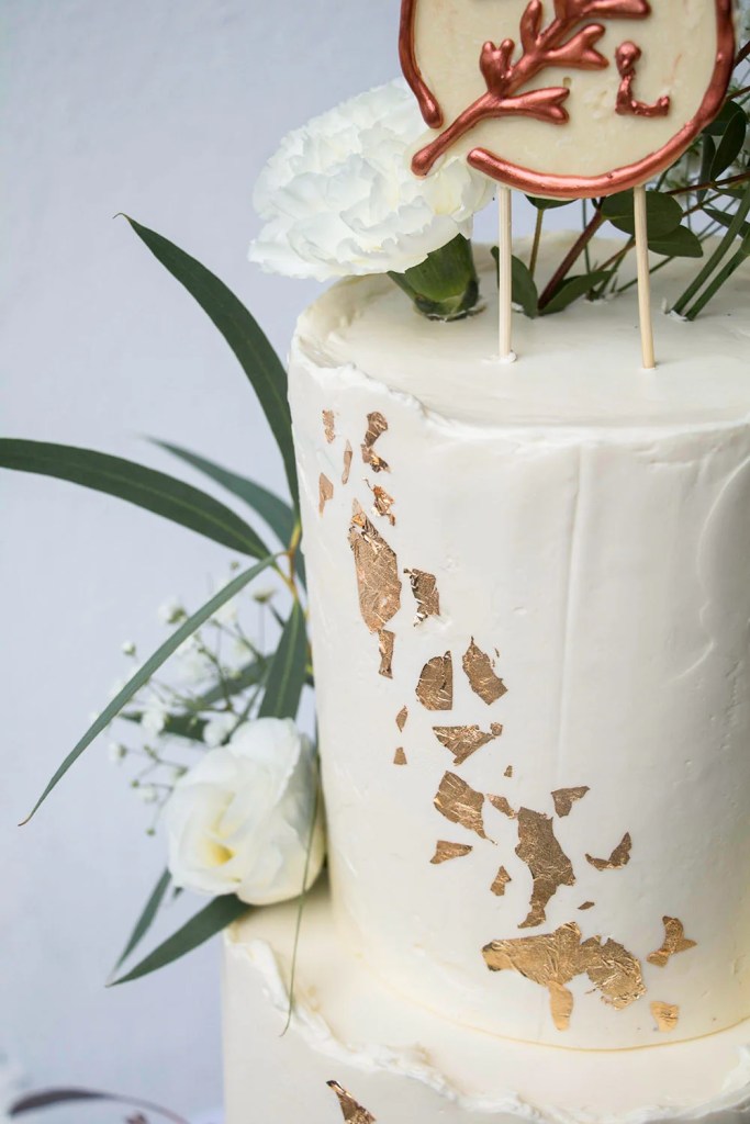 Weiß-Gold-Hochzeitstorte-mit-Cake-Topper-coucoucake
