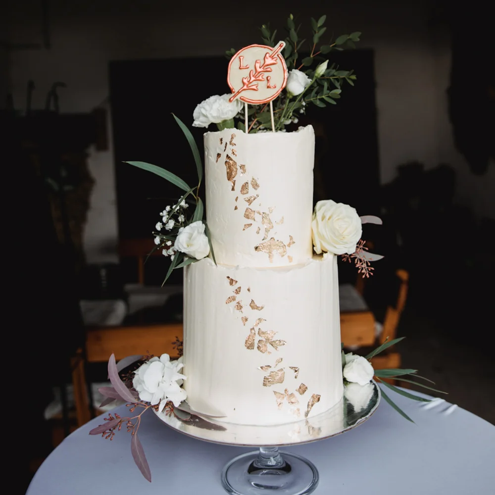 Weiß-Gold-Hochzeitstorte-mit-Cake-Topper-coucoucake