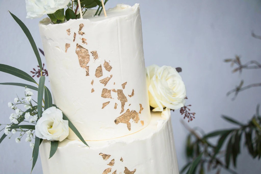 White-and-Gold-Wedding-Cake-with-Cake-Topper-coucoucake