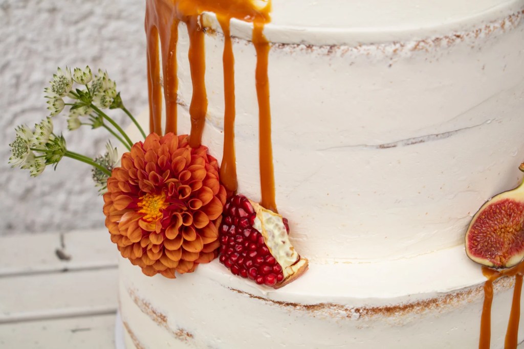 naked-wedding-cake-with-caramel-drip-coucoucake (2)