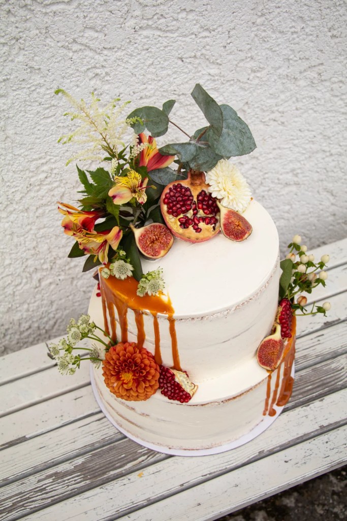 naked-wedding-cake-with-caramel-drip-coucoucake (4)