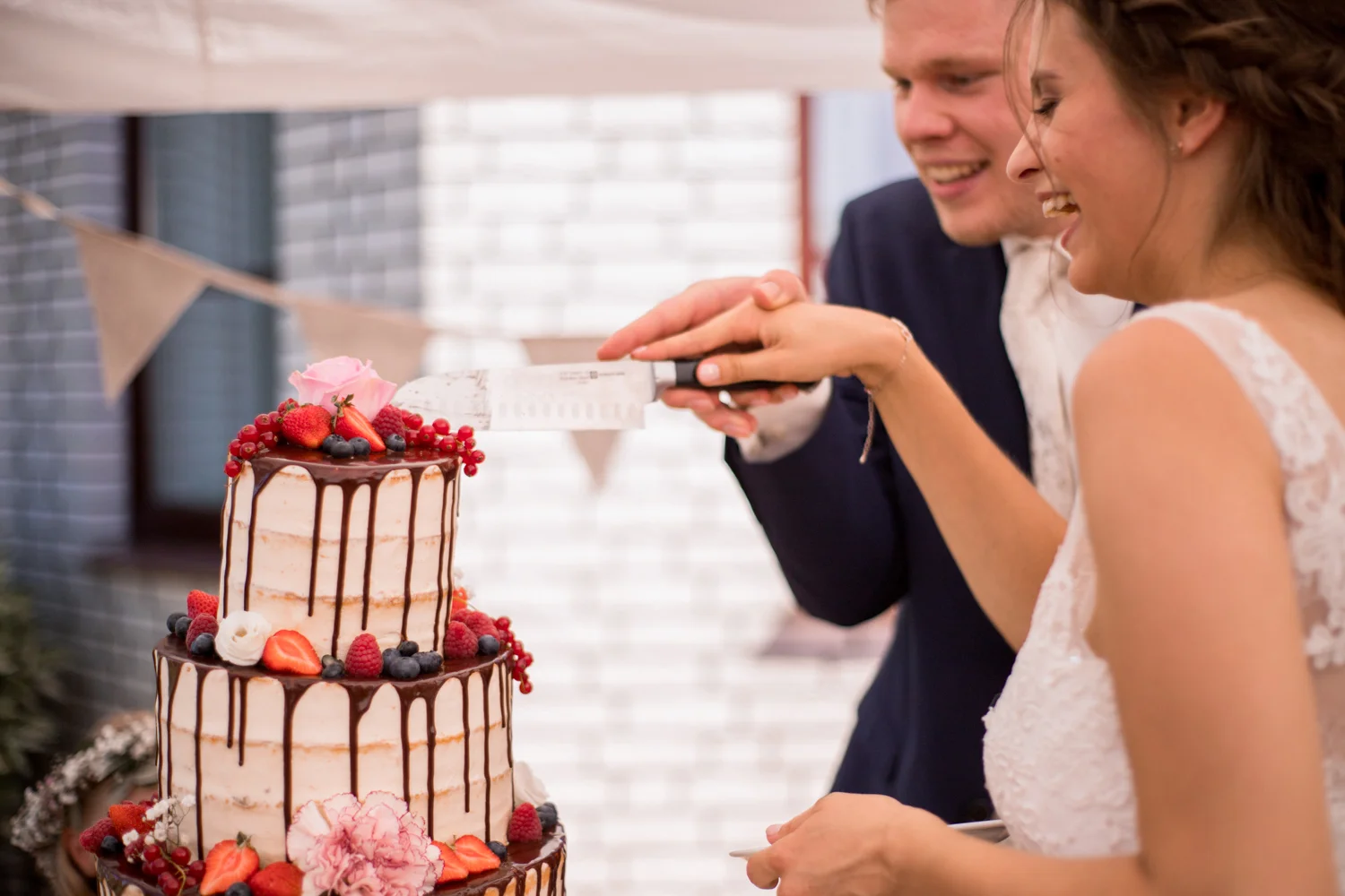 Vintage-Wedding-Cake-with-Chocolate-Drip-coucoucake