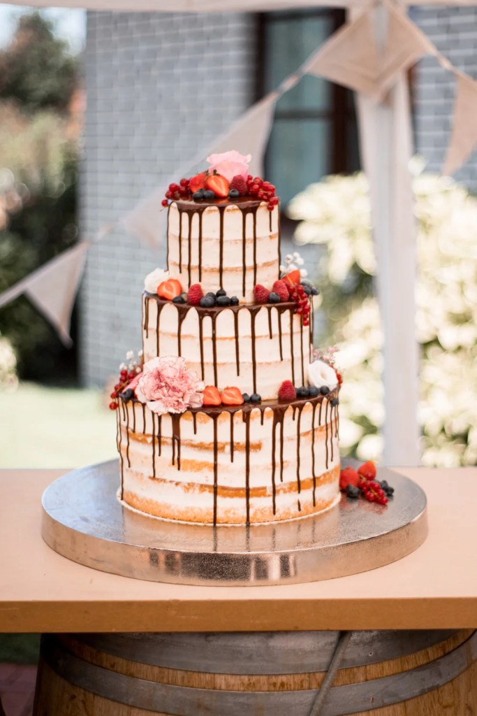 Vintage-Wedding-Cake-with-Chocolate-Drip-coucoucake
