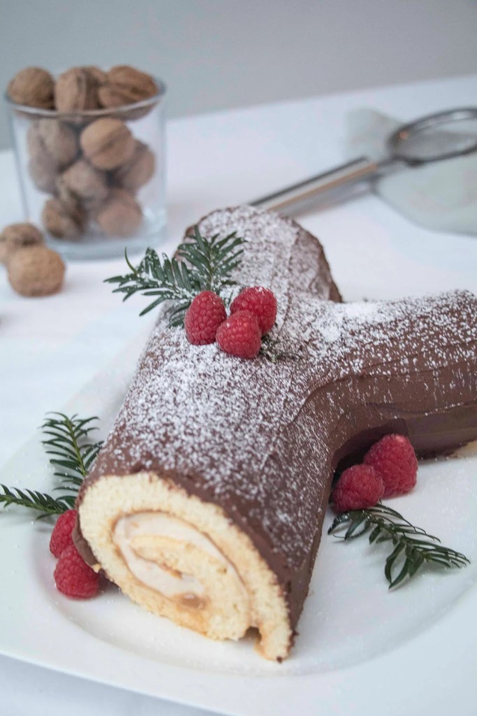Yule-Log-Cake-Buche-de-Noel-coucoucake