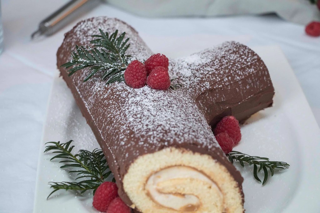 Yule-Log-Cake-Buche-de-Noel-coucoucake