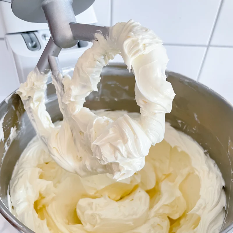 Swiss-Meringue-Buttercream-Recipe-Homemade-Buttercream-Frosting-For-Cake-coucoucake