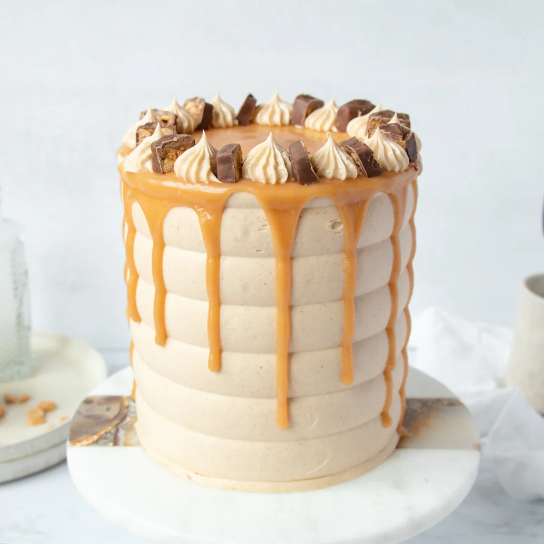 Snickers_Torte_mit_Karamell_Drip_coucoucake